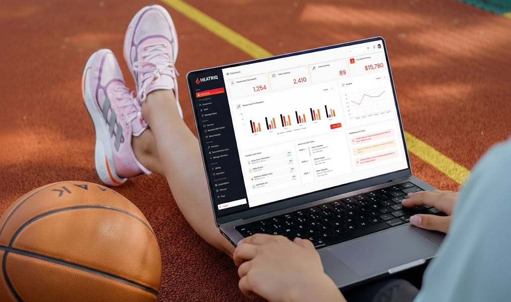 Person using the HEATRIQ dashboard on a laptop